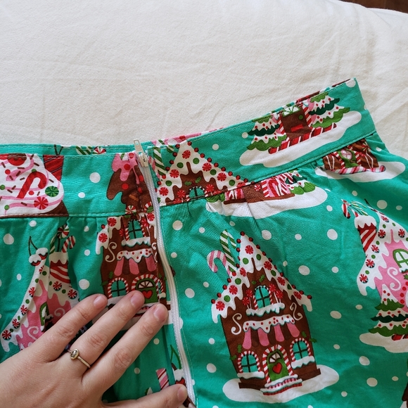 Retrolicious Gingerbread House Skirt - Picture 4 of 6